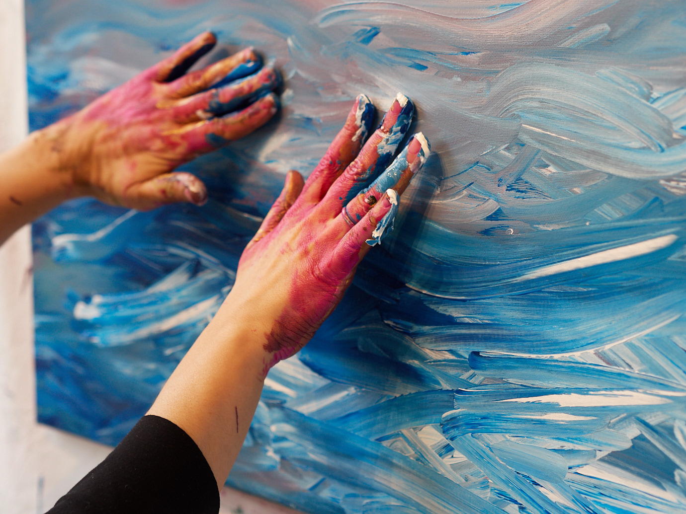 Moving paint on canvas (photo: Hendrik Roggemann)